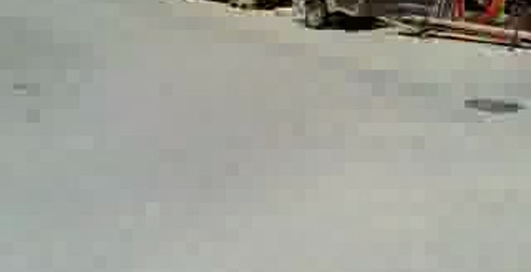 Придурок выделывается...