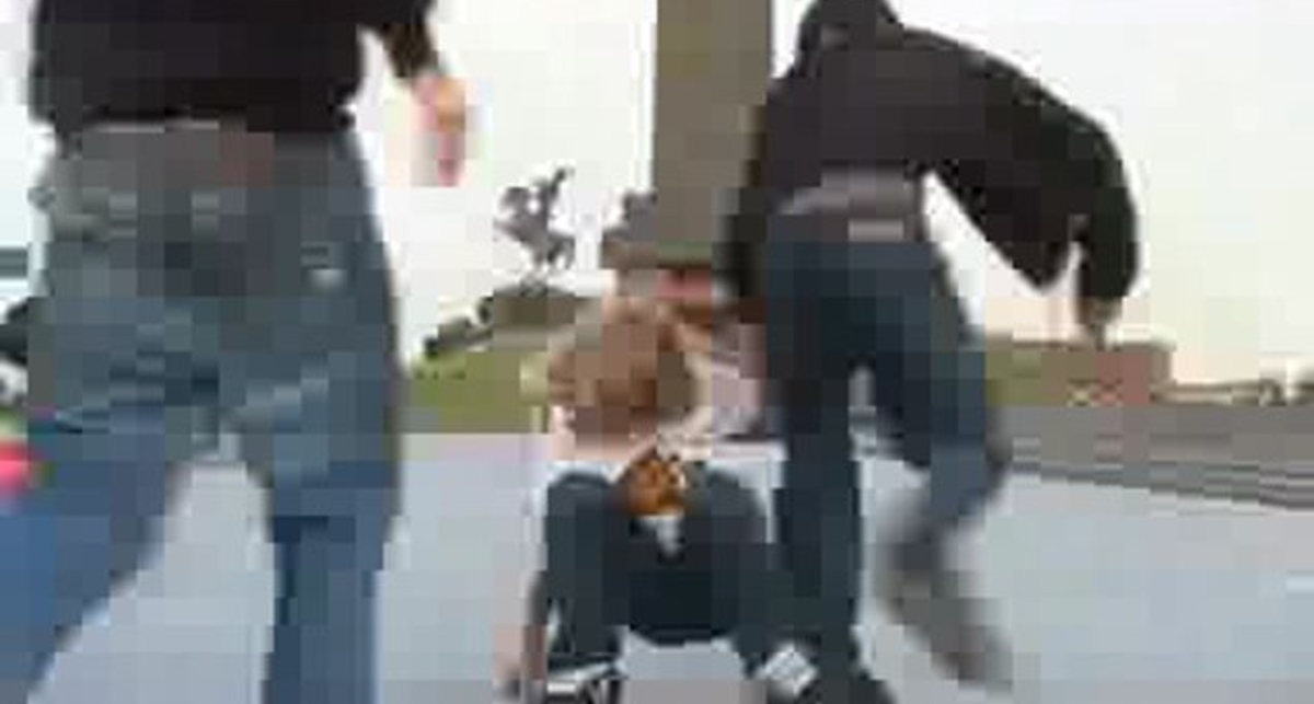 Скейтеры мочат боунов