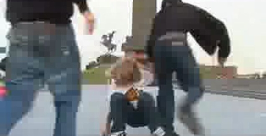 Скейтеры мочат боунов