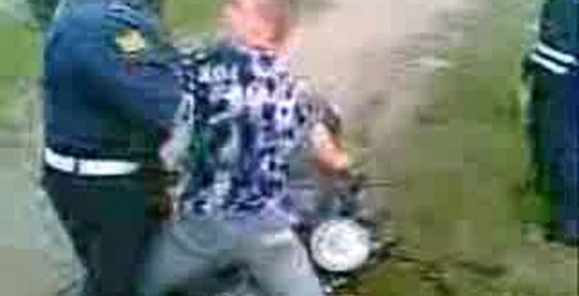 Менты отбирают у парня мотоцикл