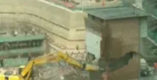 Дом упал на кран!