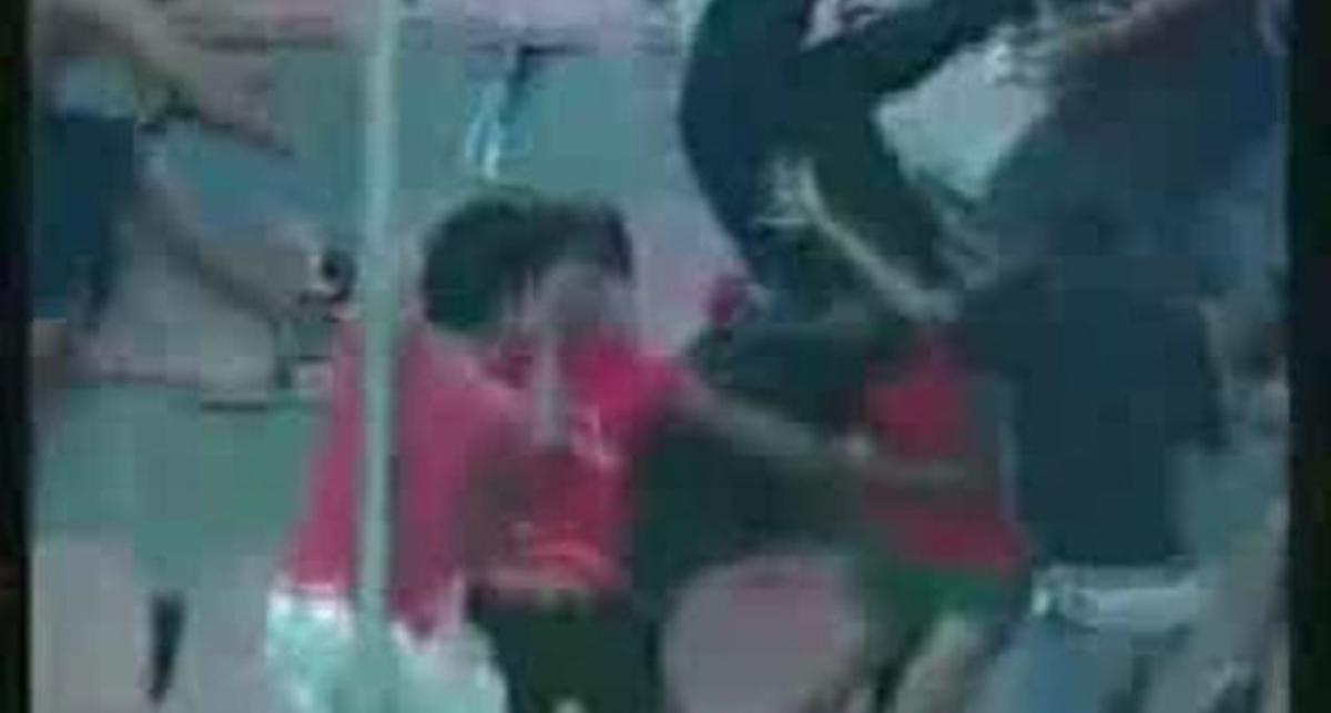 Охранник получил барабаном!