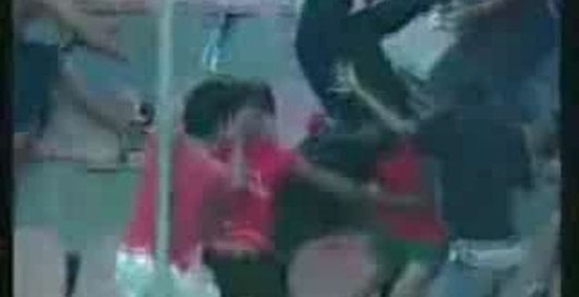 Охранник получил барабаном!