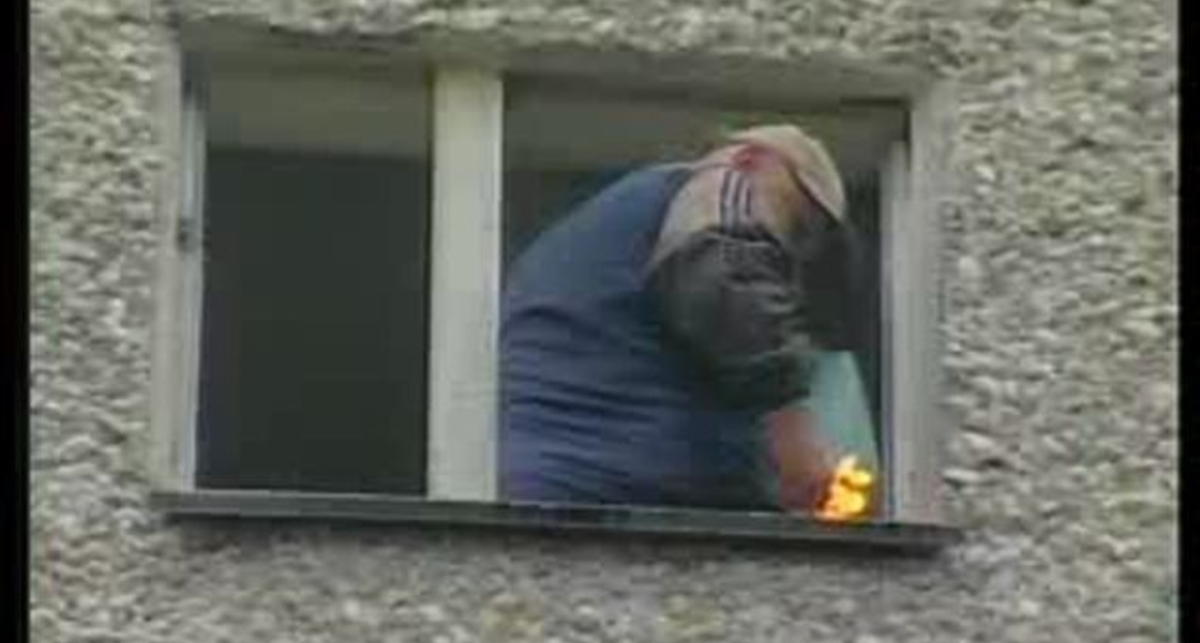 Поджег себя и выпрыгнул из окна