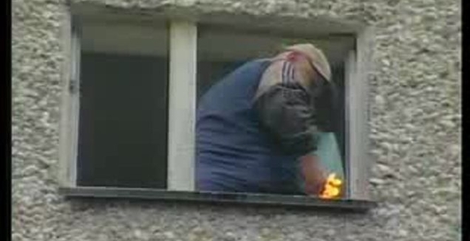 Поджег себя и выпрыгнул из окна