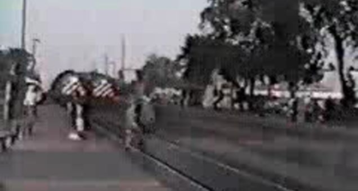Ужасс - поезд сбивает человека