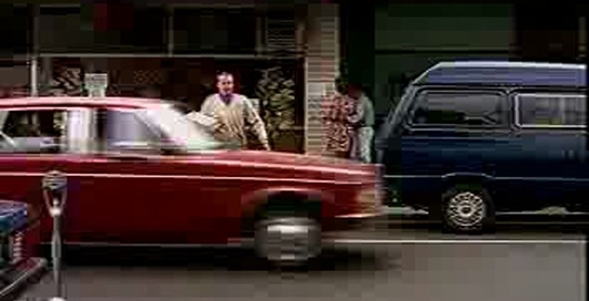 Чувака с пиццой сбивает тачка...