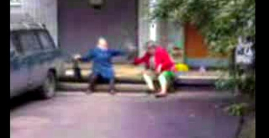 Бабульки деруться