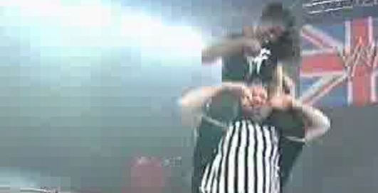 Показала фанатам сиськи)