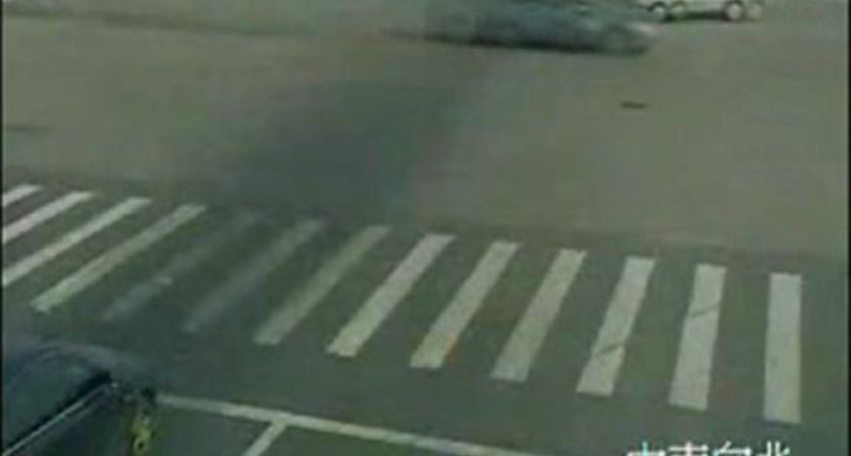 Грузовик сбивает легковую