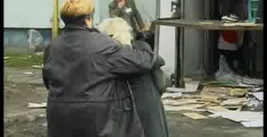 Парень прыгает с окна...