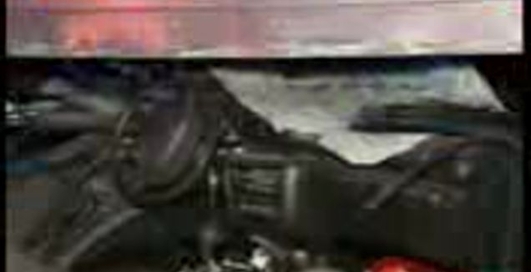 Автомобиль застрял под фурой. КАКОЙ УЖАС!