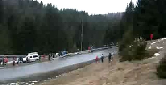 Прямо в толпу