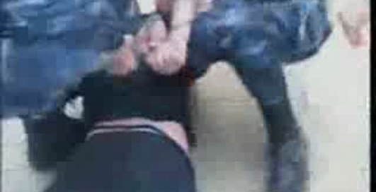 Грапитель застрял в окошке ларька