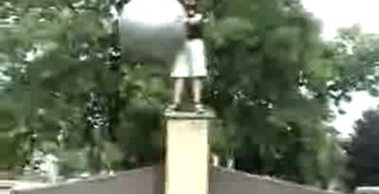 Идиот с мячом