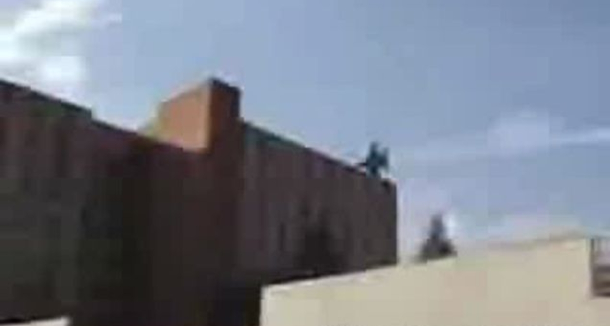 Самолет врезается в дом