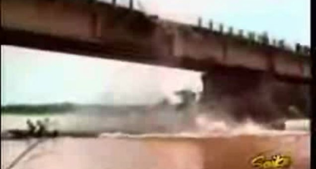 Крушение крана с моста