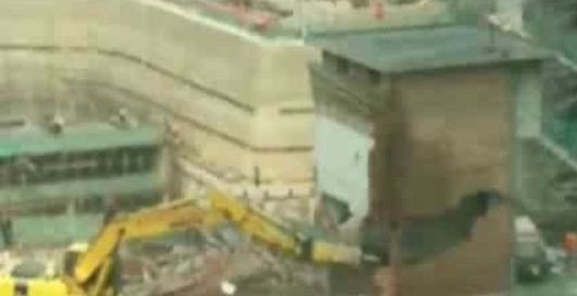 Дом упал на экскаватор