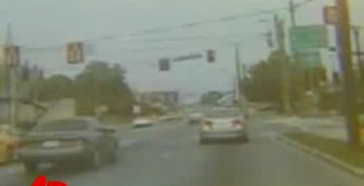 Кран упал на проезжающую машину