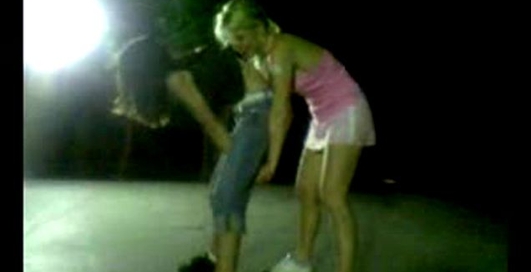 девочку уранили на асфальт