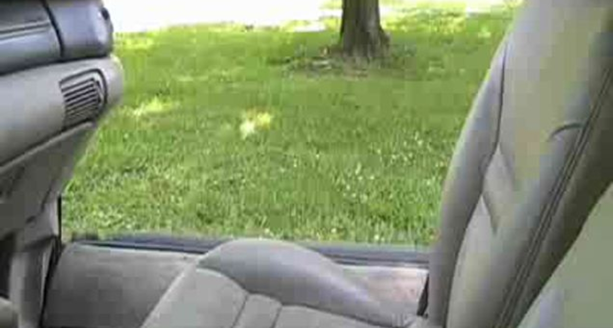 Lincoln Mark VIII с необычной системой открывания дверей