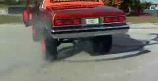 Чел прикололся над машиной