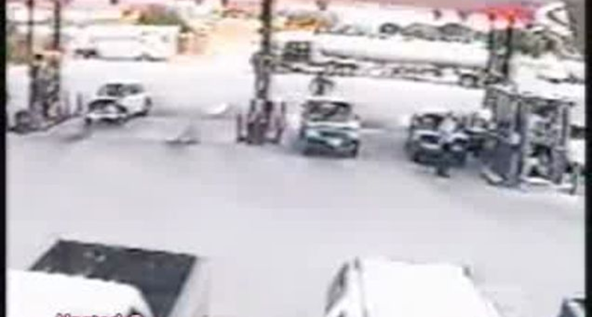 Этому мужику надо медаль вручить за отвагу. Как ещё не взорвалась бензоколонка?