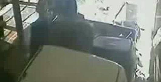 Автомобиль влетел в здание