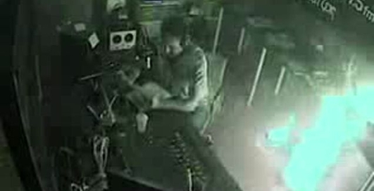 Пожар на радиостанции. Ди-джей невозмутим - видео