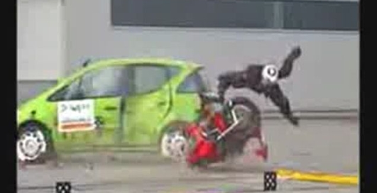 Краш-тест. Боковое столкновение с мотоциклом