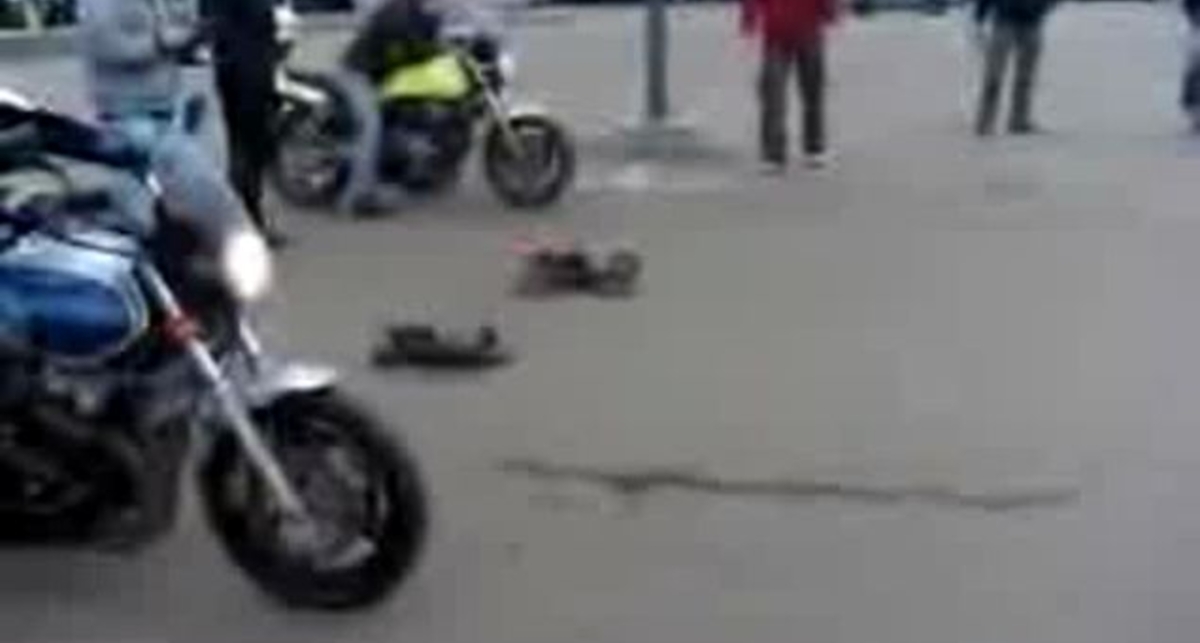 Мотоцикл против маленьких машинок