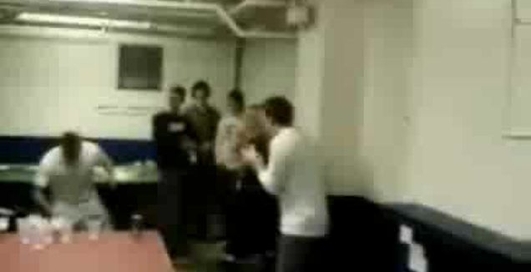 Девушка вырубила парня