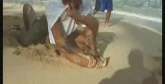 Драка на пляже