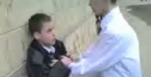 Мальчик против хулигана. Супер удар