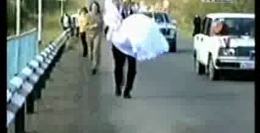 Грузовки врезается в свадебный кортеж )