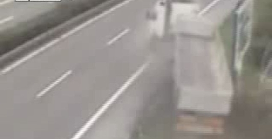 Вот это занесло грузовичок