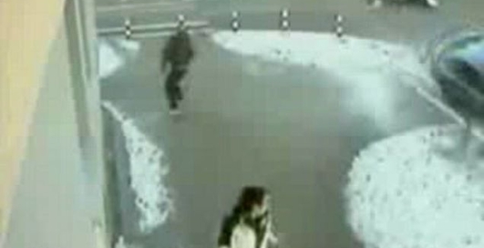 Чуть не збил людей на машине