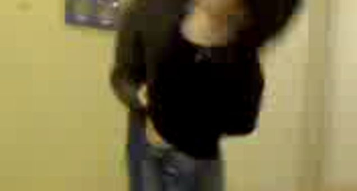 Девушка бьет парня в школе (жесть)