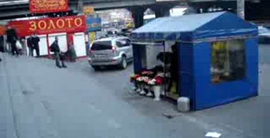 Неадекватный водитель идет на разворот.