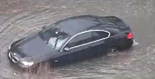 Девушка не бросила в беде свой BMW