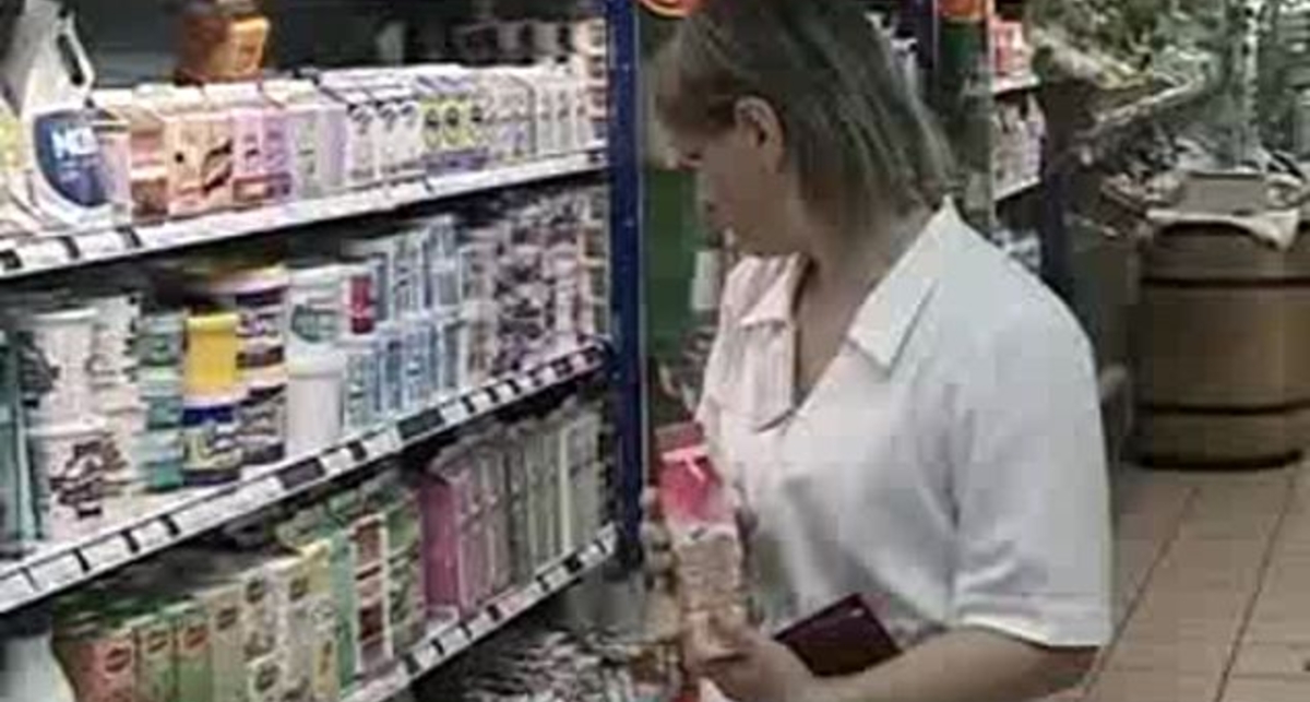 О чем мечтает эта девушка, а?