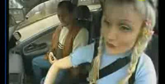 Инструктор по вождению не выдерживает тупости блондинки за рулем