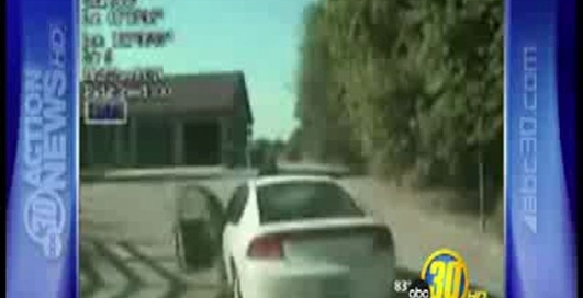 Семилетний пацан убегает от полиции на отцовской машине. Шок!