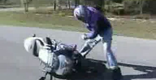 Парни вытворяют на мотыках безбашенные трюки