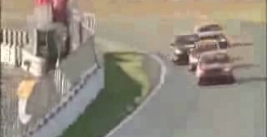 Внезапные сиськи на гонках - смертельно опасно!