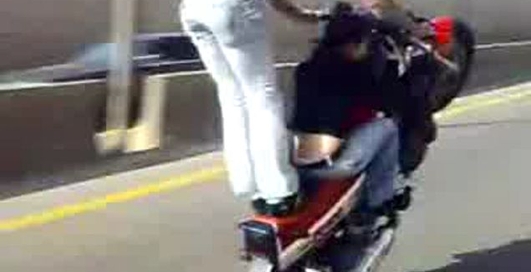 Козочка на мотоцикле на бешенной скорости с девушкой! Экстрим!