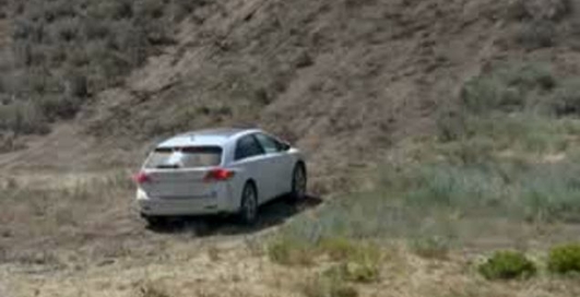 Subaru Outback  вскарабкиваетьс я  на холм