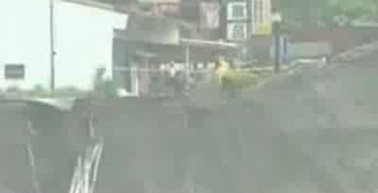 Падение готеля при наводнении