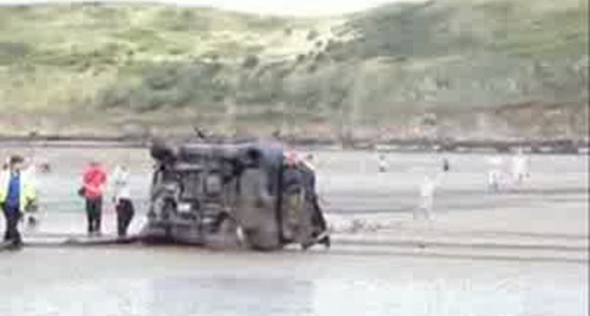 Машина провалилась в грязь почти по самую крышу