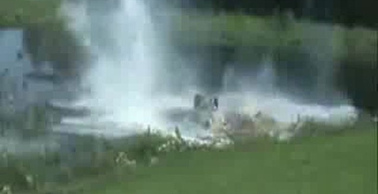 На автомобиле нырнул в воду